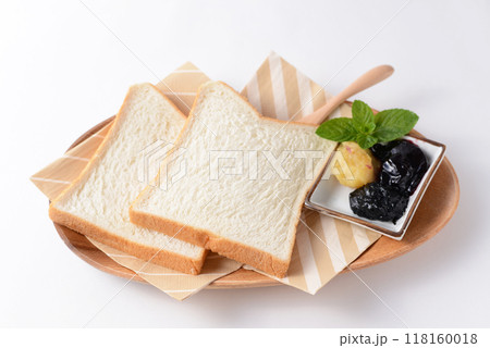 皿に盛りつけた2枚のパン 118160018