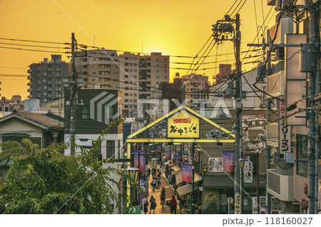 東京都 谷中ぎんざ・谷中銀座商店街 夕やけだんだんからの夕暮れ風景 谷根千散歩コース 東京都 谷中ぎんざ・谷中銀座商店街 夕やけだんだんからの夕暮れ風景 谷根千散歩コース 118160027