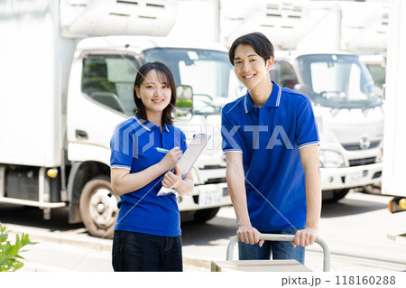 運送業者の若いスタッフ 118160288