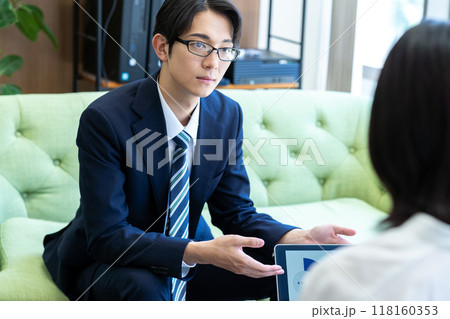 オフィスで商談するビジネスマン 118160353