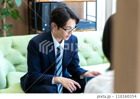 オフィスで商談するビジネスマン 118160354