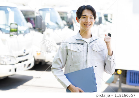 運送業者の若い男性 118160357