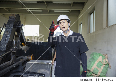 トラックを点検する男性  118160393