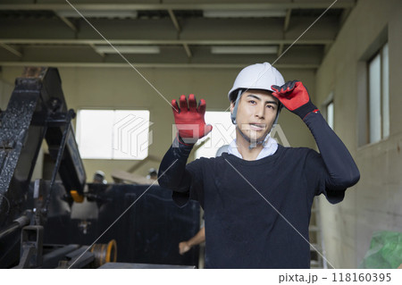 トラックを点検する男性 トラックを点検する男性 118160395