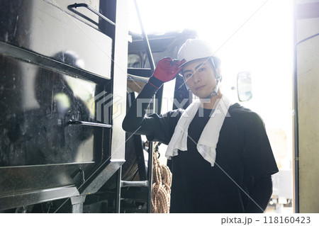 トラックを点検する男性  　 118160423