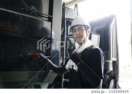 トラックを点検する男性  　 118160424
