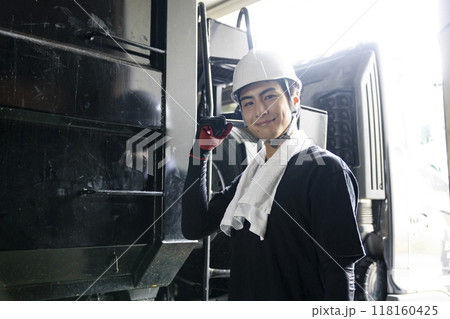 トラックを点検する男性  　 118160425