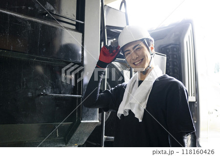 トラックを点検する男性  　 118160426