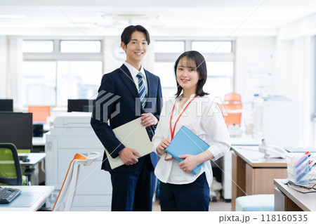 オフィスで働く若い男女 118160535