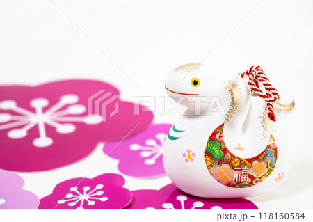 年賀状素材 かわいいへびの置物と紙で作った梅の花の背景 年賀状素材 かわいいへびの置物と紙で作った梅の花の背景 118160584