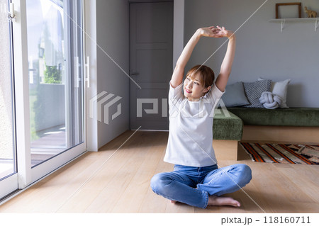 リビングでストレッチする女性 118160711