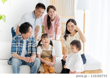 リビングでくつろぐ三世代家族 118160735