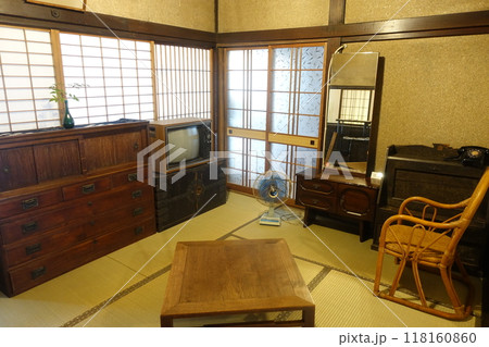 昭和レトロな家電が置かれた懐かしの風景 118160860