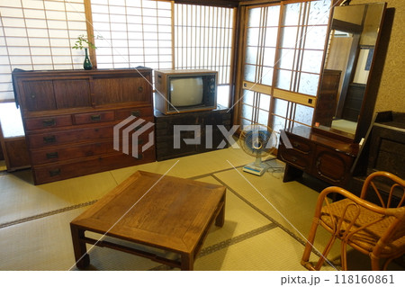 昭和レトロな家電が置かれた懐かしの風景 118160861