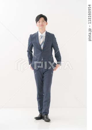 スーツを着た男性の立ち姿 スーツを着た男性の立ち姿 118160954