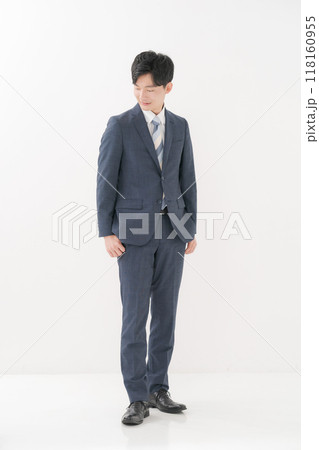 スーツを着た男性の立ち姿 スーツを着た男性の立ち姿 118160955