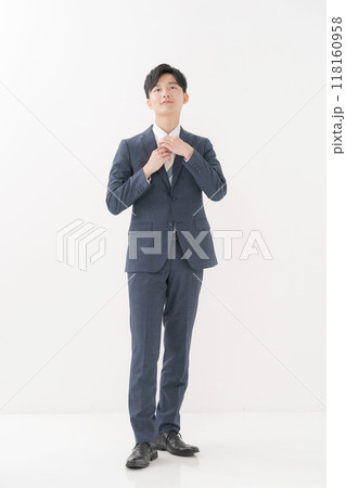 スーツを着た男性の立ち姿 118160958