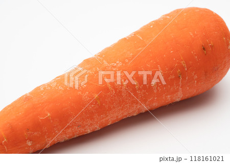 萎びたニンジンのクローズアップ 118161021