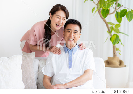 リビングでくつろぐシニア夫婦 リビングでくつろぐシニア夫婦 118161065