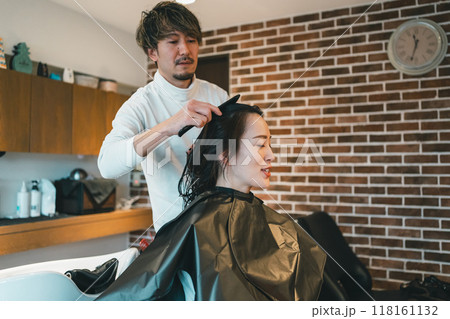 beauty parlor 118161132