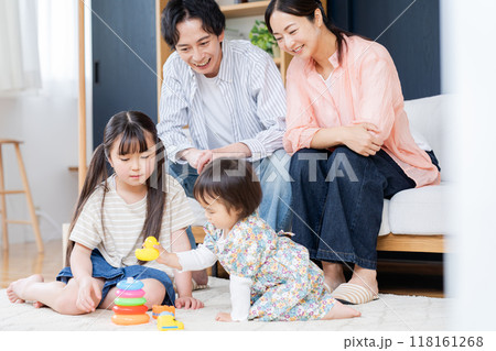 リビングでくつろぐ4人家族 リビングでくつろぐ4人家族 118161268