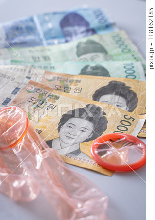 外貨とコンドーム　お金を稼ぐ　金欠 118162185