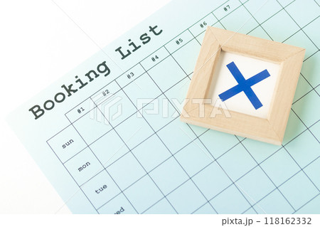 フレームインした記号バツ印とBooking List 118162332