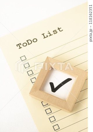 フレームインしたチェックマークとToDo List 118162351