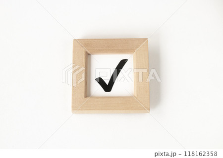 フレームインしたチェックマーク フレームインしたチェックマーク 118162358