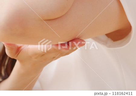 二の腕のスキンケアをしている女性 118162411
