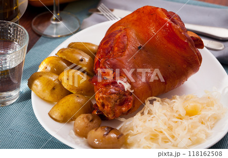 Appetizing baked pork knuckle 118162508