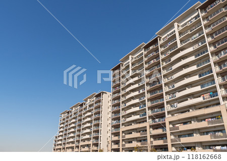 青空に映えるマンション 118162668
