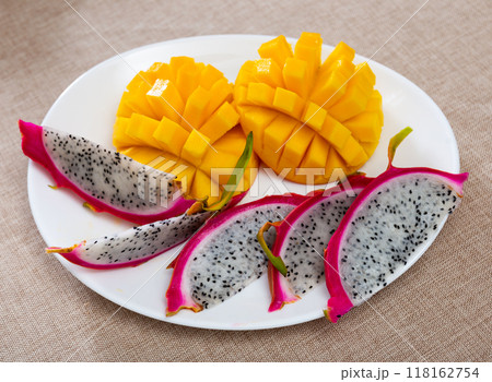 Pieces of mango and thin pieces of pitaya 118162754