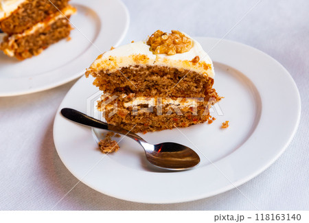 Slice of carrot cake Slice of carrot cake 118163140