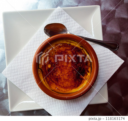 Spanish dessert Crema catalana 118163174