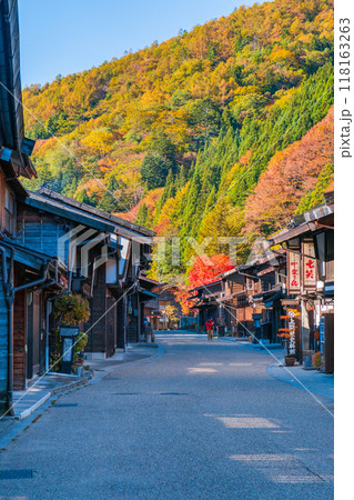 秋の奈良井宿 118163263
