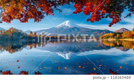 秋の富士山: 鮮やかな紅葉と穏やかな湖の風景 118163489