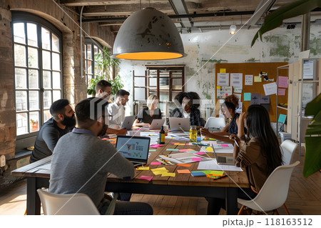 現代のオフィスで活動的なチームコラボレーション 現代のオフィスで活動的なチームコラボレーション 118163512
