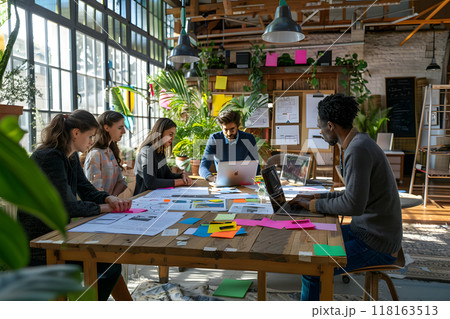 現代のオフィスで活動的なチームコラボレーション 現代のオフィスで活動的なチームコラボレーション 118163513