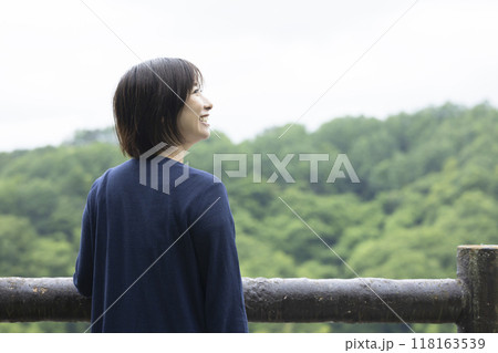 自然の中の若い女性 自然の中の若い女性 118163539