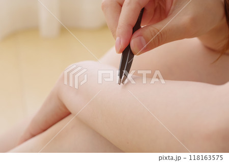 腕のムダ毛を処理する女性 腕のムダ毛を処理する女性 118163575