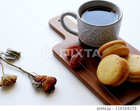 木製トレーに乗ったコーヒーとクッキーに添えられたドライフラワー 木製トレーに乗ったコーヒーとクッキーに添えられたドライフラワー 118164278