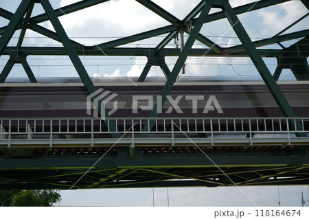 鉄橋を渡る電車 118164674