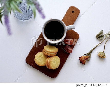 白背景にコーヒーとクッキー 植物があるテーブルフォト 白背景にコーヒーとクッキー 植物があるテーブルフォト 118164883