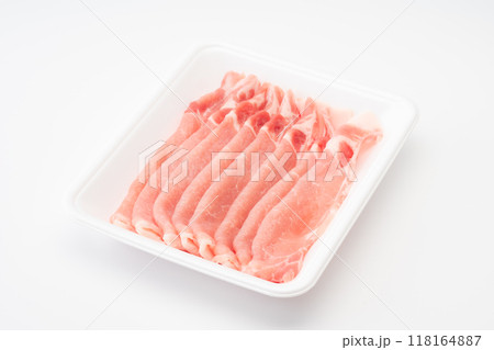 食品トレイに入った薄切りの豚ロース 118164887