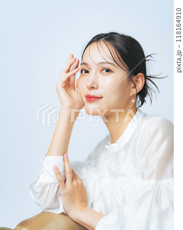 おしゃれな女性の美容・スキンケアイメージ おしゃれな女性の美容・スキンケアイメージ 118164910