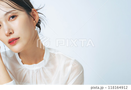 おしゃれな女性の美容・スキンケアイメージ 118164912