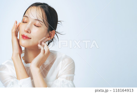 おしゃれな女性の美容・スキンケアイメージ 118164913
