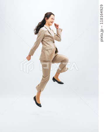 ジャンプする女性ビジネスパーソンの全身写真 ジャンプする女性ビジネスパーソンの全身写真 118164929