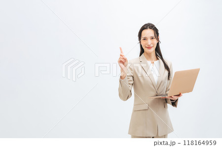 ノートパソコンを持って案内する女性ビジネスパーソン ノートパソコンを持って案内する女性ビジネスパーソン 118164959